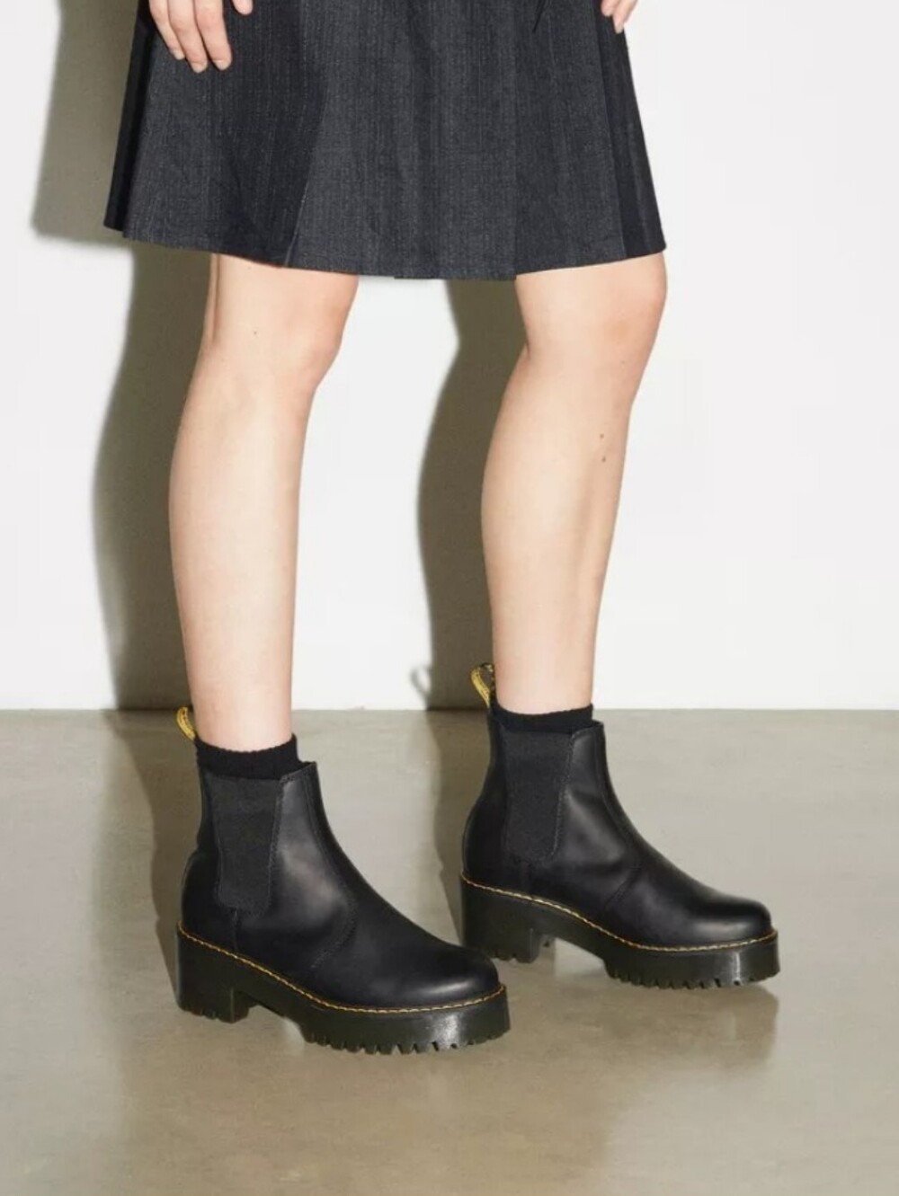 Dr. Martens | Rometty Wyoming Leather Platform Chelsea Boots (7) - Picture 2 of 9